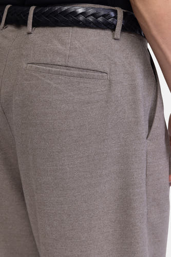 Bruine broek van REDEFINED REBEL, met een gevlochten riem en achterzakdetail.