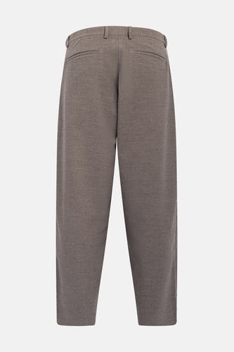 Bruine broek van REDEFINED REBEL, gezien van achteren, met zakken en een effen patroon.