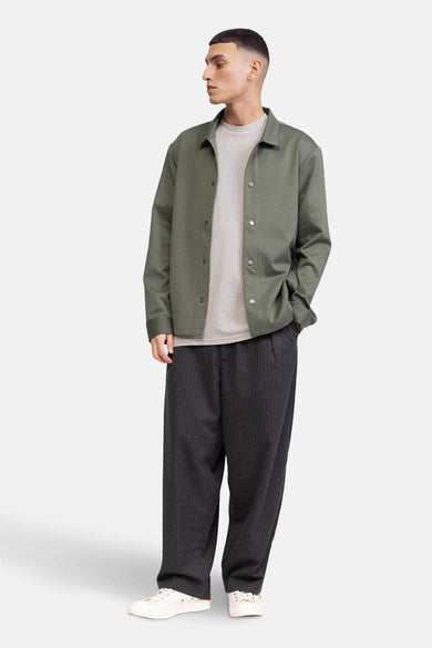 Grijze broek van REDEFINED REBEL met krijtstreep en wijde pijpen.
