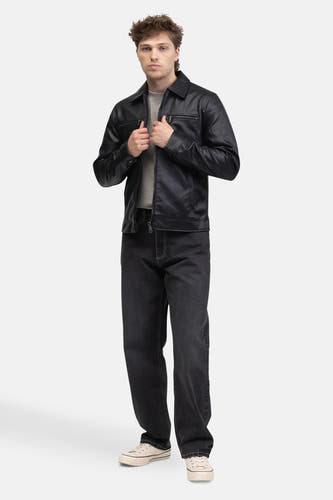 Wijde donkergrijze denim jeans van REDEFINED REBEL, zichtbare stiksels en gecombineerd met een zwarte leren jas.