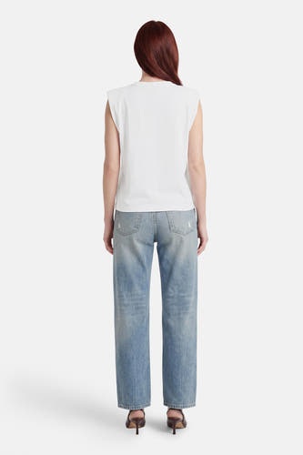 Witte mouwloze T-shirt van Terra di Siena, achterzijde, gestileerd met lichtblauwe jeans en bruine hakken