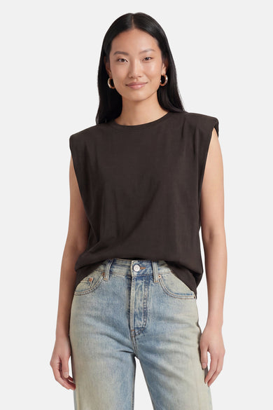 Bruine mouwloze T-shirt van Terra di Siena, ronde hals, lichte drapering, gedragen met lichtblauwe jeans, front view