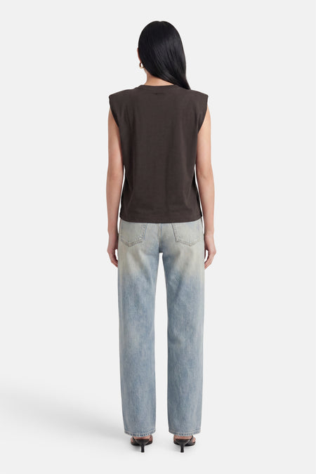 Bruine mouwloze T-shirt van Terra di Siena, achterzijde, met ronde hals en losse pasvorm, gedragen met lichtblauwe jeans.