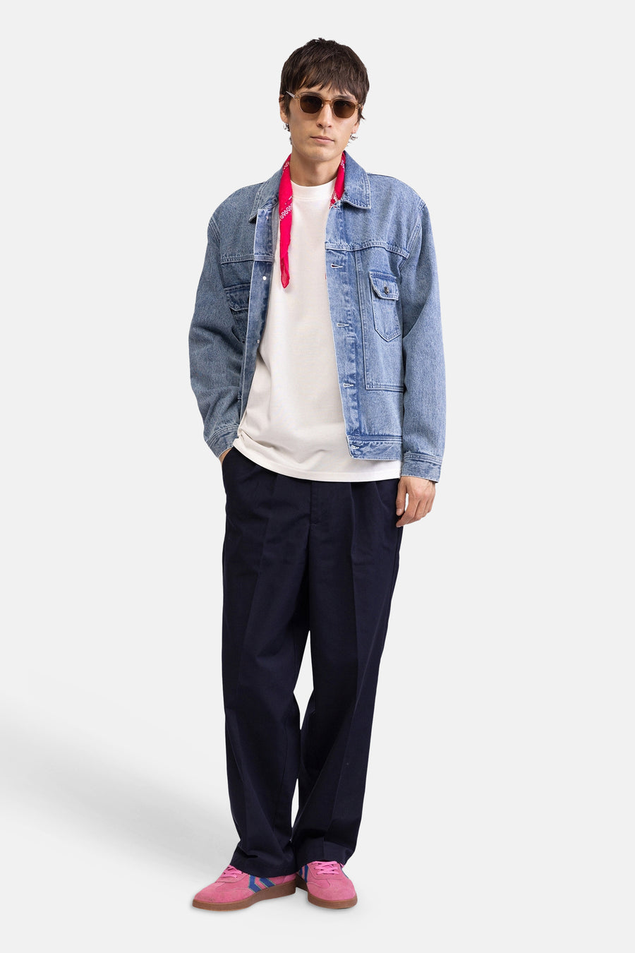 T-shirt blanc à manches courtes de REDEFINED REBEL, porté classiquement avec une veste en jean, un pantalon bleu foncé, des baskets roses et un bandana rouge.