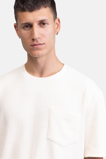 Ecru korte mouwen T-shirt van REDEFINED REBEL met borstzakje, ronde hals en fijne textuur, close-up op model