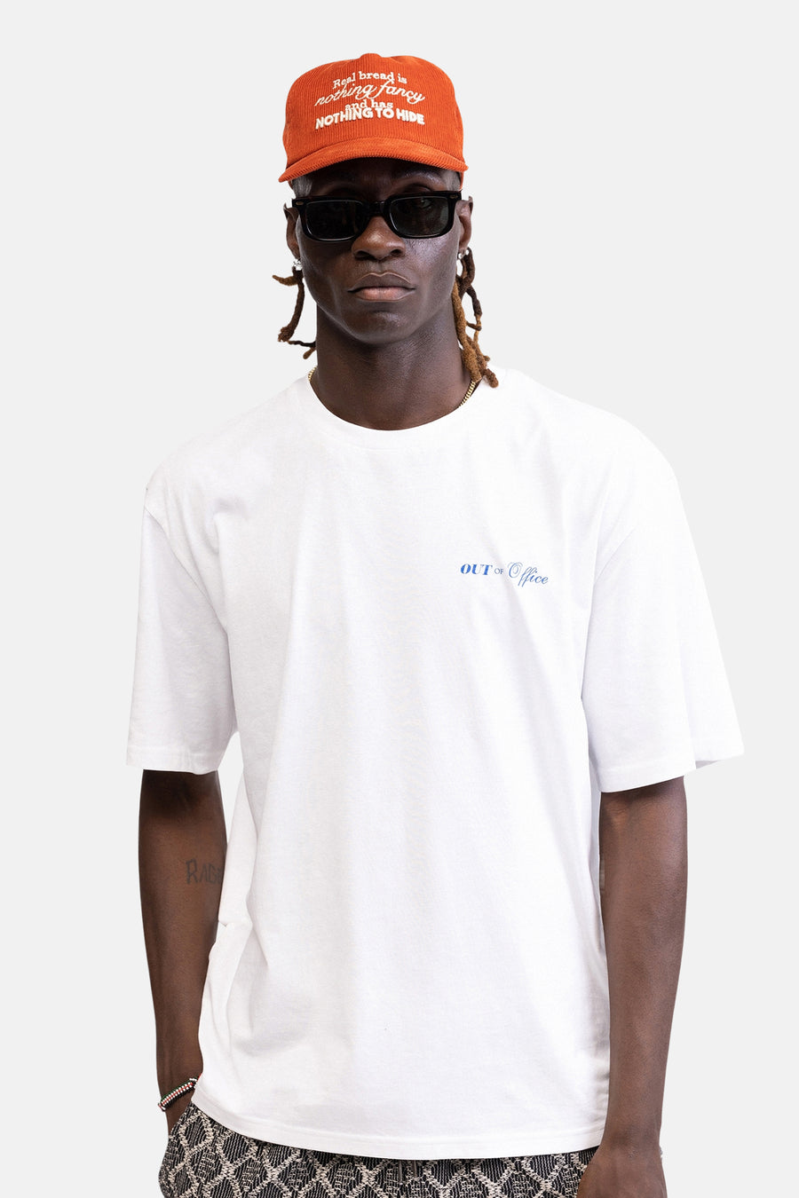 Wit T-shirt met korte mouwen van REDEFINED REBEL met blauwe 'OUT OF Office' print op de borst.