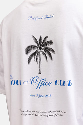 Wit T-shirt van REDEFINED REBEL met blauwe 'Redefined Rebel' tekst, een palmboom en 'OUT of Office CLUB' op de rug.