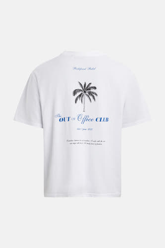 Wit T-shirt van REDEFINED REBEL met achterzijde print van een palmboom en blauwe tekst 'The OUT of Office CLUB'.