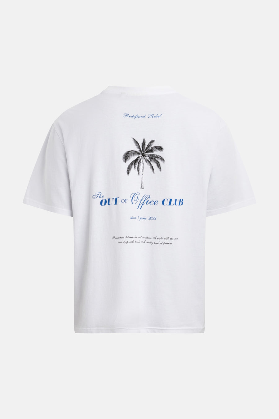 Wit T-shirt van REDEFINED REBEL met achterzijde print van een palmboom en blauwe tekst 'The OUT of Office CLUB'.