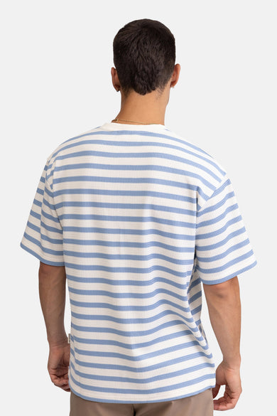 Wit en blauw gestreept T-shirt van REDEFINED REBEL met korte mouwen en wafelpatroon, van achteren gezien.