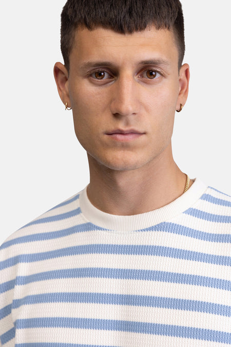 Wit-lichtblauw gestreept T-shirt van REDEFINED REBEL met wafeltextuur en ronde hals.