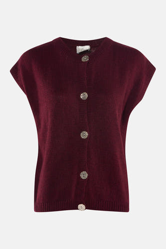 Bordeaux vest van Terra di Siena met zilverkleurige knopen.
