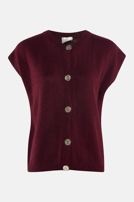 Bordeaux vest van Terra di Siena met zilverkleurige knopen.
