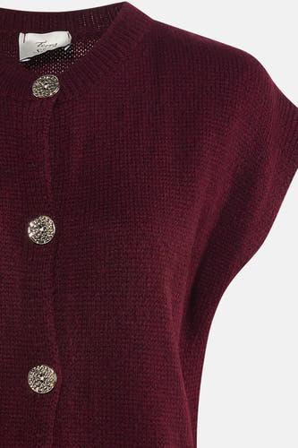 Bordeaux cardigan van Terra di Siena met decoratieve knopen en fijngebreide textuur.
