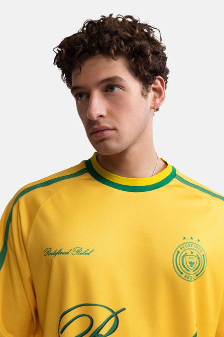 Gele korte mouwen t-shirt van REDEFINED REBEL met groene accenten en logo, model in close-up weergave