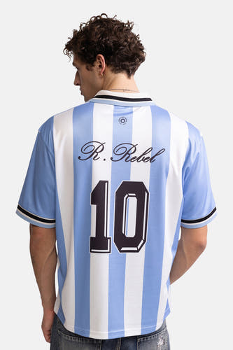Blauw-wit gestreepte polo van REDEFINED REBEL, rugzijde met 'R. Rebel' en nummer 10, zwart accent op kraag en mouwen, model van achteren.