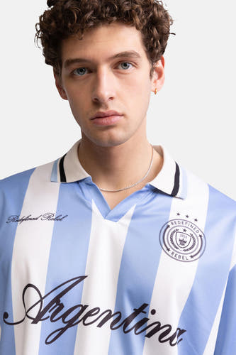 Blauw-witte gestreepte polo van REDEFINED REBEL met 'Argentina' tekst en logo, close-up op model