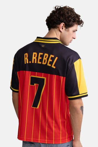 Multicolor polo met rode en gele strepen van REDEFINED REBEL, rugzijde met R.REBEL en nummer 7, korte mouwen, mesh stof, lifestyle shot