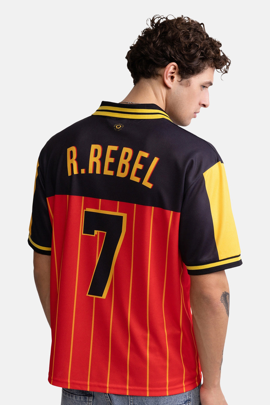 Multicolor polo met rode en gele strepen van REDEFINED REBEL, rugzijde met R.REBEL en nummer 7, korte mouwen, mesh stof, lifestyle shot