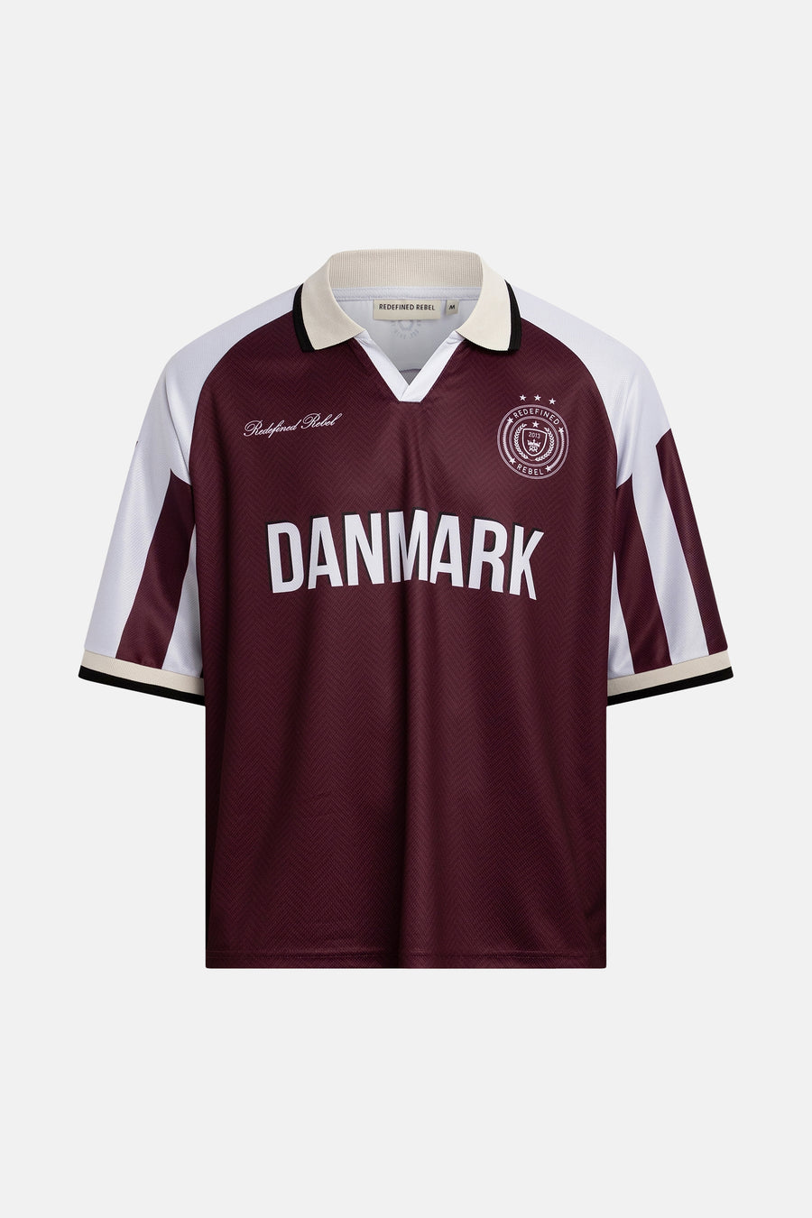 Rode polo met witte mouwen en kraag van REDEFINED REBEL, met DANMARK print en logo, mesh textuur, front view