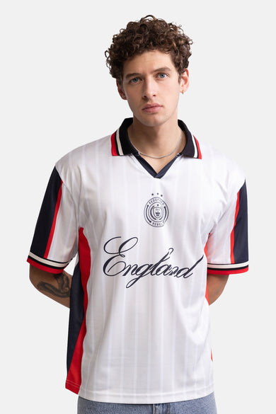 Multicolor polo met witte basis, rode en zwarte panelen, van REDEFINED REBEL, met 'England' logo en gestreept design, front view