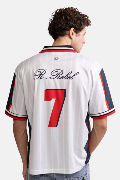 Multicolor polo met witte strepen en rode nummer 7 van REDEFINED REBEL, rugzijde, model in jeans