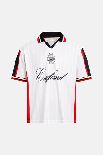 Witte gestreepte polo met rode en zwarte accenten van REDEFINED REBEL, met 'England' in kalligrafie en logo op borst, front view