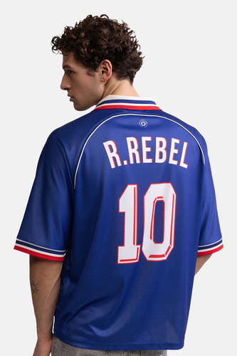 Blauwe polo met witte en rode accenten van REDEFINED REBEL, rugzijde met R.REBEL en nummer 10, mesh stof, model van achteren