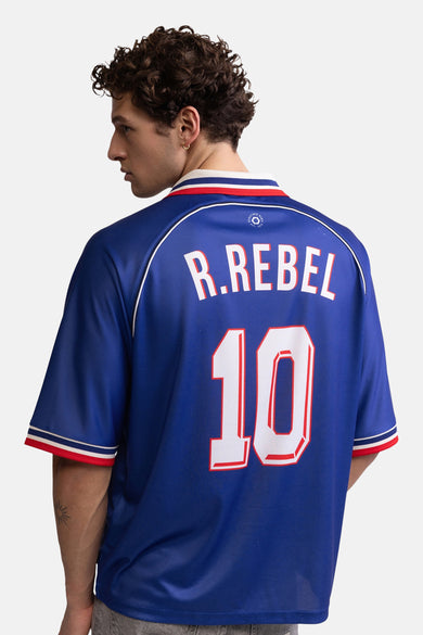 Blauwe polo met witte en rode accenten van REDEFINED REBEL, rugzijde met R.REBEL en nummer 10, mesh stof, model van achteren