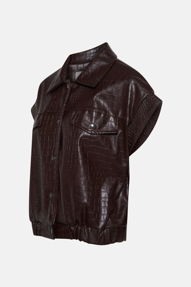 Bruine jas van Terra di Siena met krokodillenprint, korte mouwen en knoopsluiting, in een schuine positie.