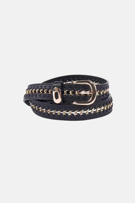 Zwarte riem van Morgan De Toi met gouden kettingdetail, opgerold weergegeven.
