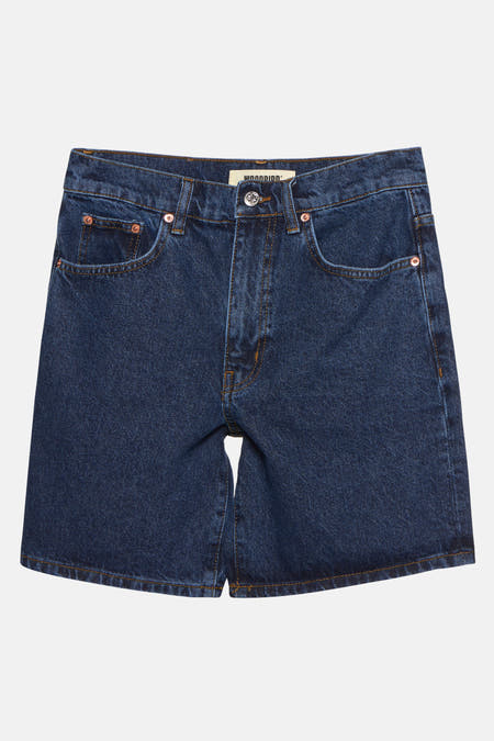 Donkerblauwe denim short van WOODBIRD, met oranje stiksels en een rechte pasvorm.