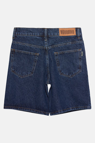 Donkerblauwe jeansshort van WOODBIRD, met achterzakken en een lederen label op de tailleband.