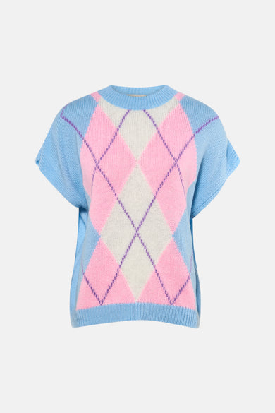 Gilet court bleu sans manches de Terra di Siena, avec un motif à carreaux rose et blanc, combiné avec un jean foncé et des bottes beiges.