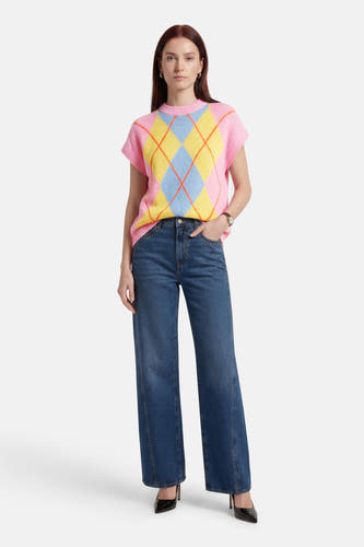 Roze mouwloze gilet van Terra di Siena met argyle ruiten en gecombineerd met jeans en hakken.
