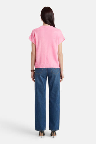 Gilet court sans manches rose de Terra di Siena, avec une texture tricotée, à combiner avec un jean et des talons noirs.