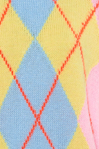 Gilet court sans manches rose de Terra di Siena, avec un motif à carreaux argyle de couleur pastel et des lignes d'accent orange, en gros plan.