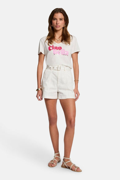 Wit T-shirt met korte mouwen van Morgan De Toi, met roze "Ciao Bella" tekstprint en gedragen met witte shorts.