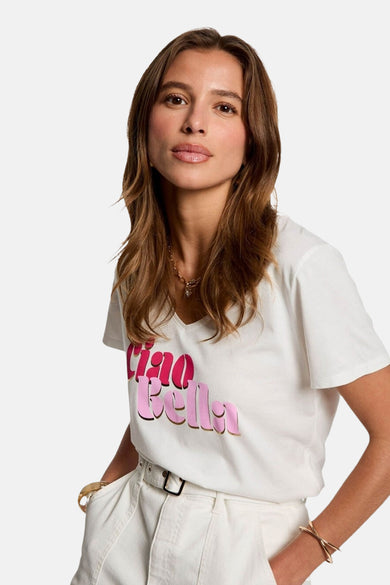 Wit T-shirt met korte mouwen van Morgan De Toi, met roze ‘Ciao Bella’ opdruk en gouden ketting.
