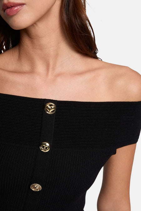 Zwarte trui van Morgan De Toi met goudkleurige knopen en off-shoulder halslijn, close-up.

