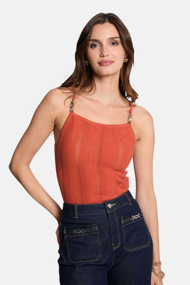 Maillot orange de Morgan De Toi avec motif zigzag et bandes décoratives, associé à des jeans foncés.