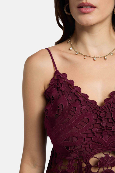 Bordeaux top van Morgan De Toi, met een gehaakt bloemenpatroon en spaghettibandjes, gecombineerd met een gouden ketting.