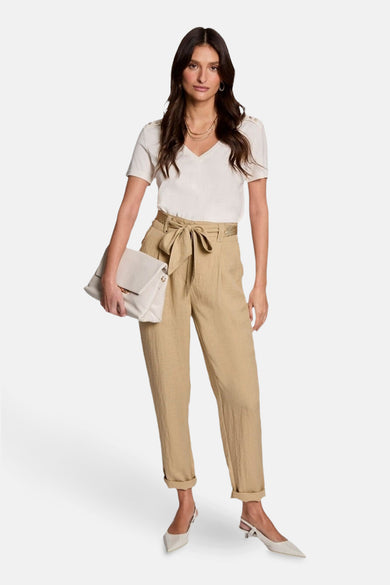 Pantalon beige de Morgan De Toi avec une ceinture à nouer, associé à une chemise blanche et des chaussures.