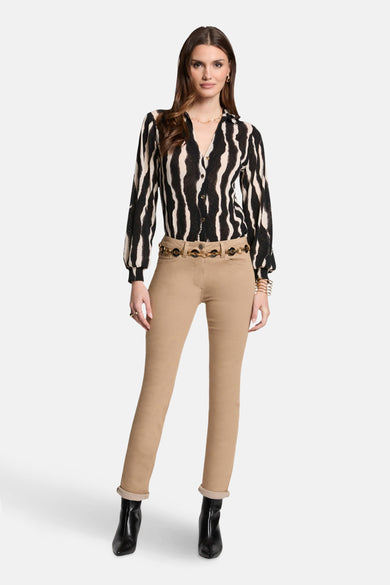 Pantalon brun de Morgan De Toi, avec une ceinture et des poches repliées, porté avec une chemise à carreaux zèbre.