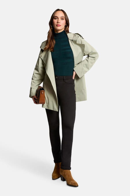 Zwarte gekleurde jeans van Morgan De Toi, gecombineerd met groene coltrui, lichtgroene trenchcoat en bruine enkellaarsjes.