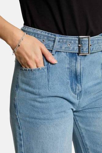 Lichtblauwe wijde jeans van Morgan De Toi, met een ceintuur en versiering aan de zakken.
