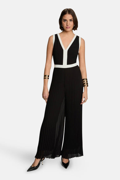 Zwarte jumpsuit van Morgan De Toi met witte accenten, plooien en een wijde pijp.