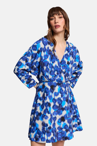 Robe bleue à longues manches de Morgan De Toi, avec un motif abstrait bleu et noir.
