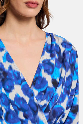 Robe bleue à longues manches de Morgan De Toi, avec une impression abstraite frappante et un élégant col V.