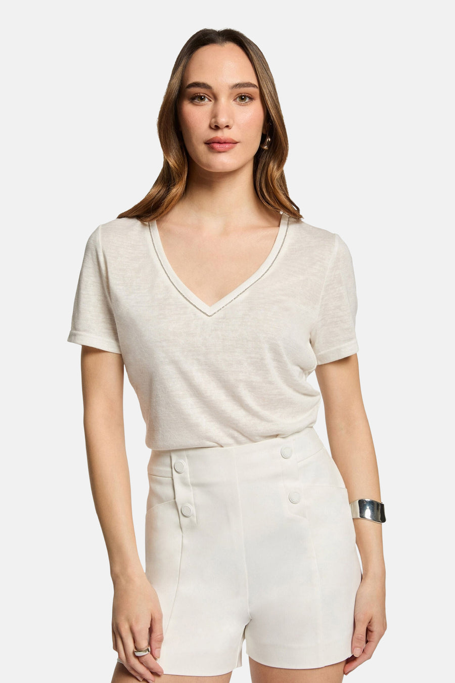 Witte korte broek van Morgan De Toi met knopen aan de voorkant, gedragen met een witte V-hals top, front view